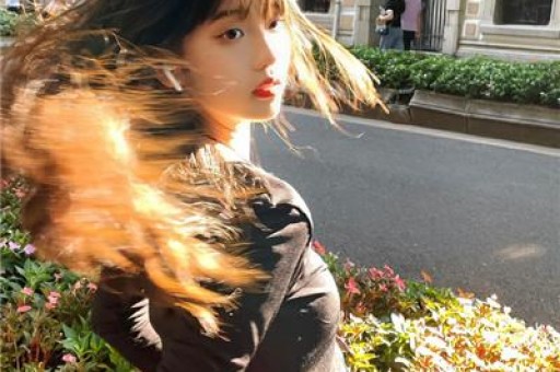 女子当街下跪男子全程玩手机冷淡无视！穿着打扮吸睛网友热议